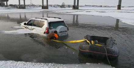 卡車(chē)陷入冰河，藍天救援隊用電動(dòng)絞盤(pán)拖拽車(chē)輛